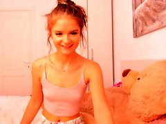 Amateur teen babe camgirl posing on webcam